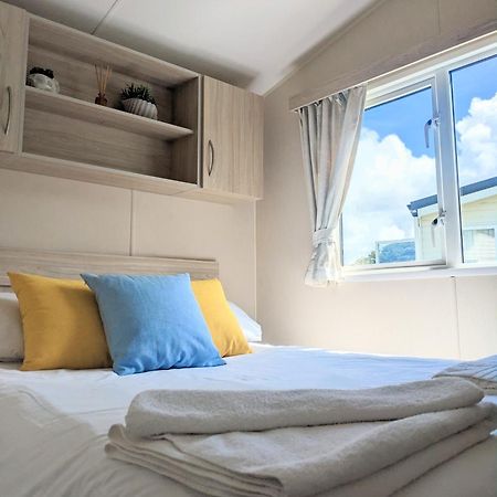 Large 4 Person Couples And Family Caravan In Newquay Bay Resort Екстер'єр фото