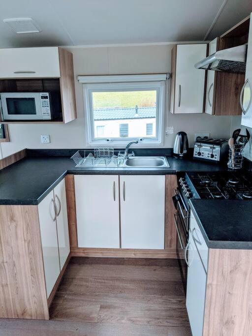 Large 4 Person Couples And Family Caravan In Newquay Bay Resort Екстер'єр фото