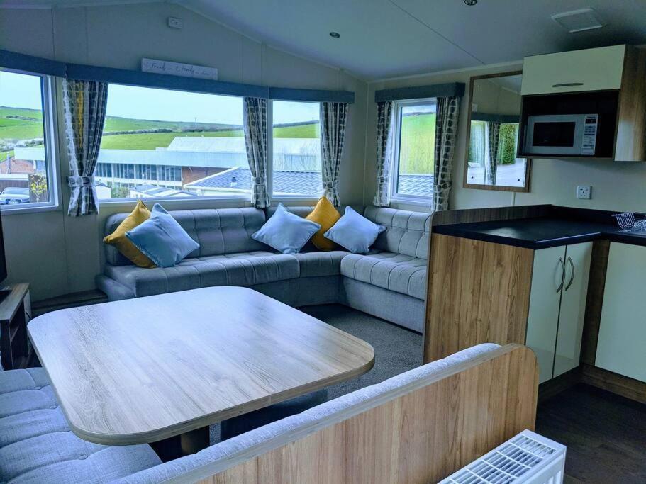 Large 4 Person Couples And Family Caravan In Newquay Bay Resort Екстер'єр фото