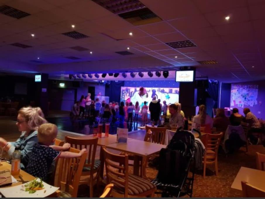 Large 4 Person Couples And Family Caravan In Newquay Bay Resort Екстер'єр фото