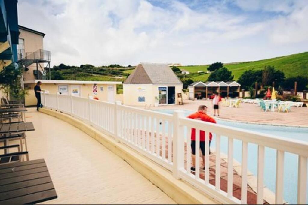 Large 4 Person Couples And Family Caravan In Newquay Bay Resort Екстер'єр фото