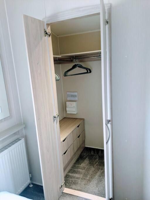 Large 4 Person Couples And Family Caravan In Newquay Bay Resort Екстер'єр фото