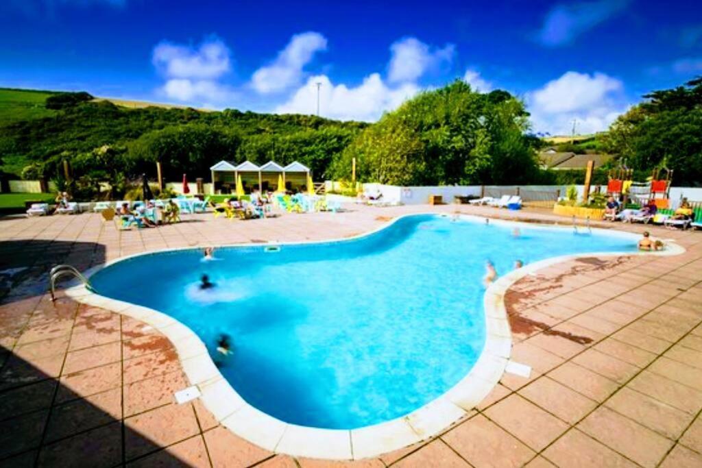 Large 4 Person Couples And Family Caravan In Newquay Bay Resort Екстер'єр фото