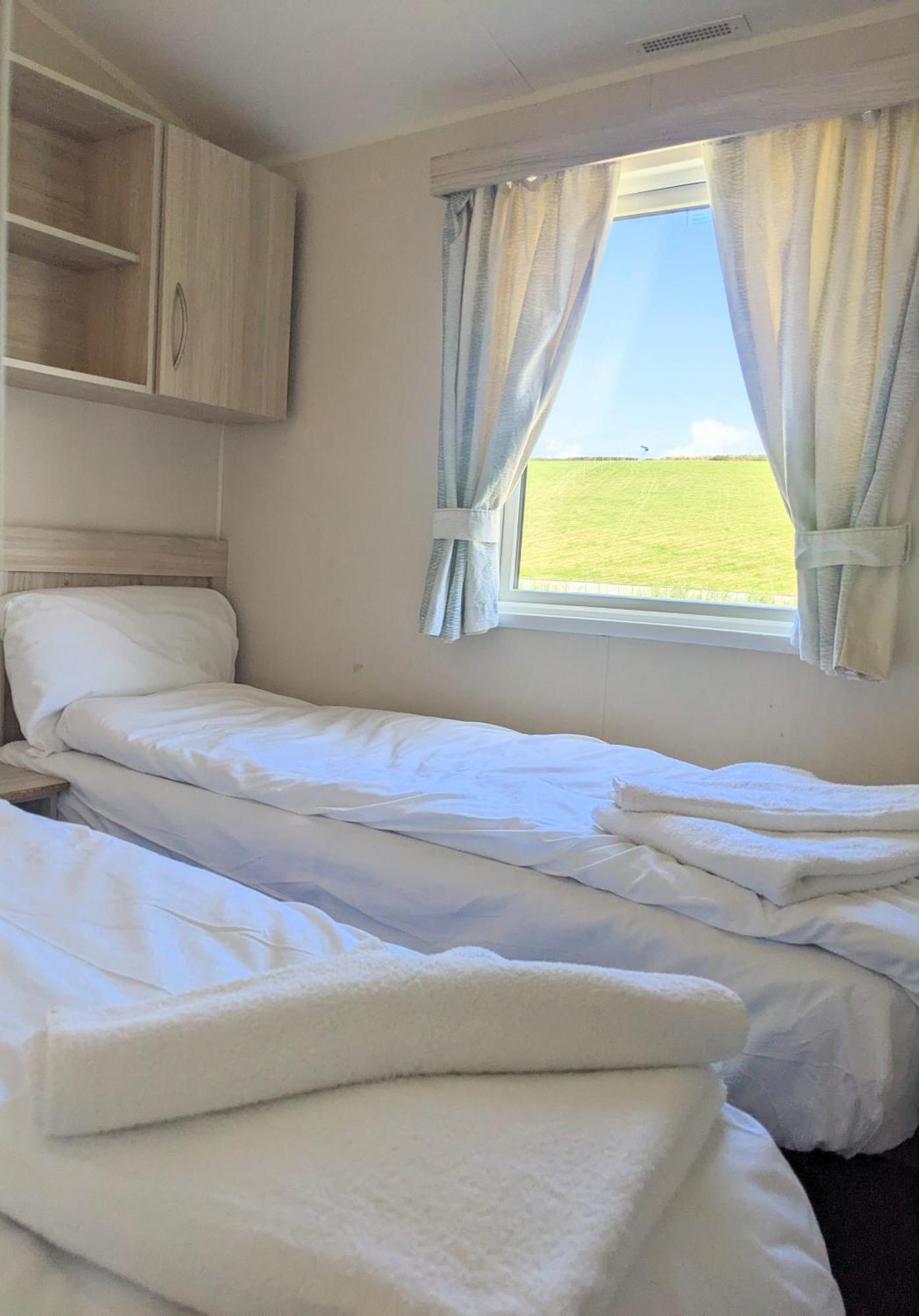 Large 4 Person Couples And Family Caravan In Newquay Bay Resort Екстер'єр фото